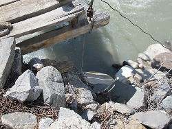 Zničený most divokou vodou