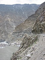 KKH vede převážně údolím Indu